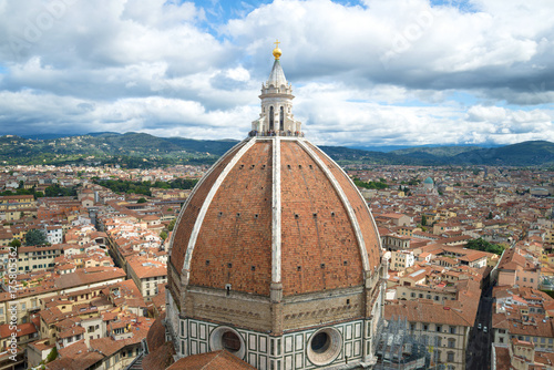 Plakat Kopuła starożytnej katedry Santa Maria del Fiore we Florencji w pochmurny dzień września. Włochy
