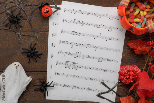 Zdjęcie XXL Odgórny widok dekoraci Szczęśliwy Halloweenowy festiwal i muzyczny notatnik tapetujemy tła pojęcie Bania i akcesoria na nowożytny brown nieociosany drewnianym przy biurowym biurkiem Wielo- rozmaitość protestujemy pomysł dla sezonu.