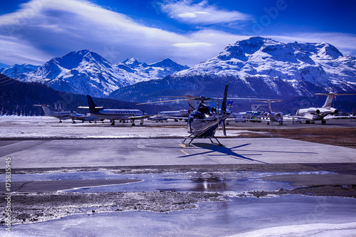 Fotoobraz na płótnie Prywatne odrzutowce i helikopter na lotnisku w St Moritz w Szwajcarii