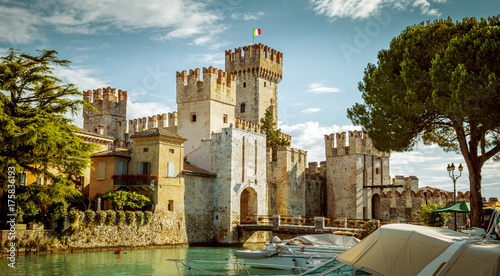 Zdjęcie XXL Rocca Scaligera kasztel w Sirmione miasteczku blisko Garda jeziora w Włochy