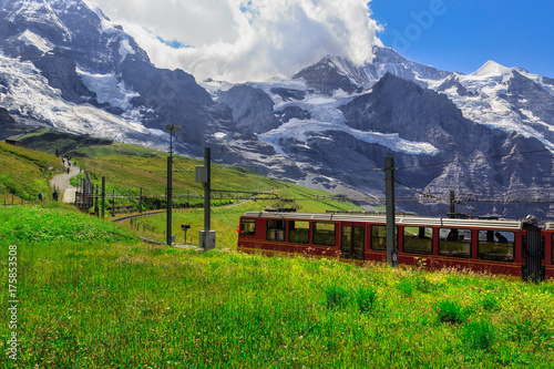 Zdjęcie XXL Słynny czerwony pociąg z Kleine Scheidegg do Jungfraujoch Top of Europe. Zdjęcie letnie - Kleine Scheidegg, Oberland Berneński, Szwajcaria