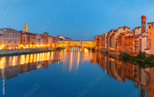 Plakat Panorama Rzeczny Arno i sławny bridżowy Ponte Vecchio przy nocą od Ponte Santa Trinita w Florencja, Tuscany, Włochy