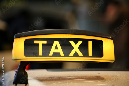 Fotoobraz na płótnie Taxi znak na samochodu dachu z odbiciem, wąż przy lotniskiem