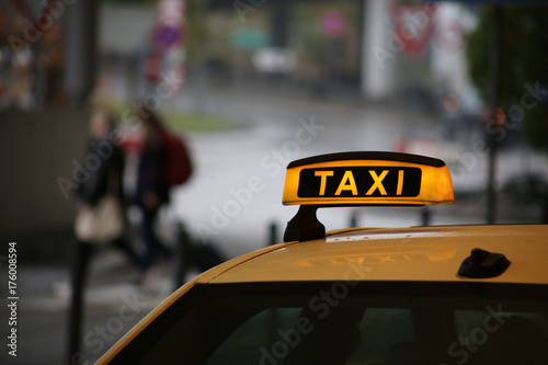 Fotoobraz na płótnie Taxi znak na samochodu dachu z odbiciem, wąż przy lotniskiem