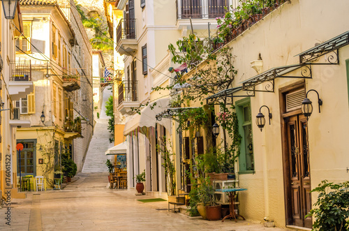 Zdjęcie XXL Nafplio - jedna z wąskich zaułków brukowych z neoklasycystycznie dobrze zachowanymi budynkami starego miasta.