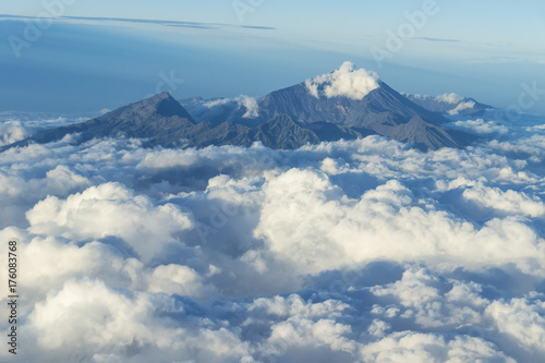 Zdjęcie XXL Widok na Rinjani wulkanu krateru dojechaniu z chmur od samolotu, Lombok, Indonezja
