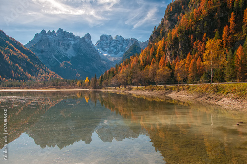 Fotoobraz na płótnie Jesieni sceneria Jeziorny Landro w dolomitów Alps, Włochy