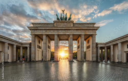 Fotoobraz na płótnie Sonnenuntergang hinter dem Brandenburger Tor in Berlin, Deutschland