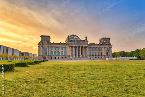 Zdjęcie XXL Berlińska wschodu słońca miasta linia horyzontu przy Reichstag (Niemiecki parlamentu budynek), Berlin, Niemcy