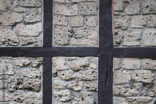 Fassade/ Steinmauer eines Fachwerkhauses
