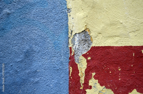 Dreifarbige alte Mauer