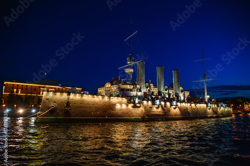 Zdjęcie XXL Rosyjski krążownik Aurora lub Avrora cruiser w Saint-Petersburg, Rosja. Muzealny statek w St Petersburg, widok od rzeki