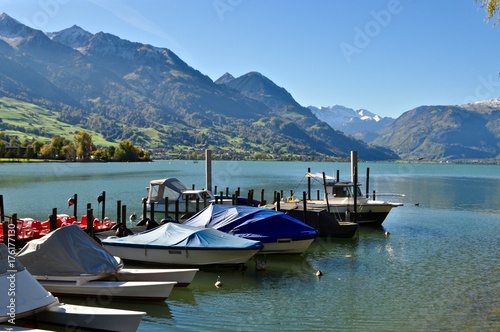 Plakat Łodzie w porcie w Sarnersee, w kantonie Obwalden ze szwajcarskimi górami w tle