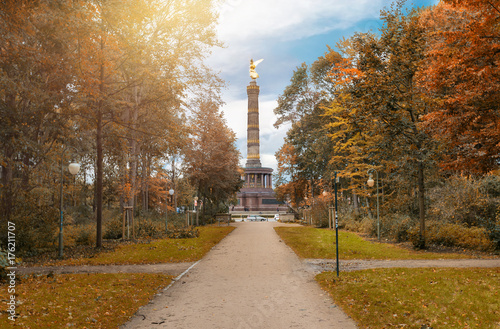 Die Siegessäule in Berlin gesehen vom Tiergarten im Herbst