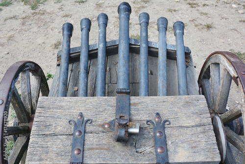 Plakat Ribauldequin, znany również jako rabauld, ribault, ribaudkin, infernal machine or organ gun, był późnośredniowiecznym pistoletem do siatkówki z wieloma drobnymi kaliberami. Broń palna wielokrotnego cylindra.