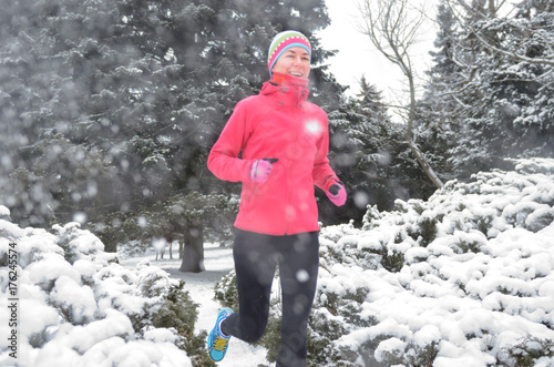 Zdjęcie XXL Zima bieg w parku: szczęśliwy aktywny kobieta biegacz jogging w śniegu, plenerowym sporcie i sprawności fizycznej pojęciu ,.