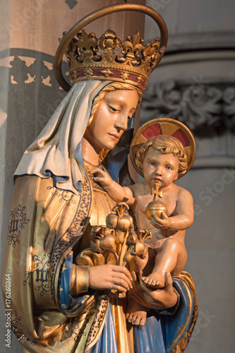 Zdjęcie XXL LONDYN WIELKI BRYTANIA, WRZESIEŃ, - 17, 2017: Rzeźbiąca statua madonna w kościół St Barnabas.