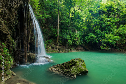 Plakat Breathtaking zielona siklawa przy głębokim lasem, Erawan siklawa lokalizował Kanchanaburi prowincję, Tajlandia