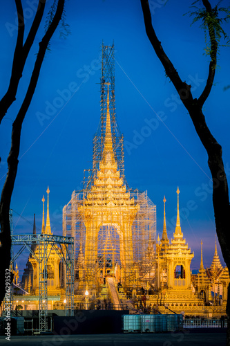 Plakat Budowa Jego Królewskiej Mości późny królewiątko Bhumibol Adulyadej Królewski pogrzebowy stos przy zmierzchem, Bangkok, Tajlandia.