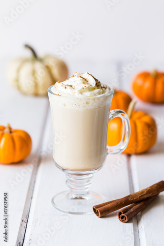 Plakat Dyni Spice Latte z bitą śmietaną i przyprawami na białym tle drewnianych i małych Tiny Pumpkins
