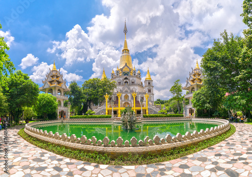 Zdjęcie XXL Ho Chi Minh miasto Wietnam, Październik, - 8th, 2017: Buu Długa pagoda z ładną architekturą. To uważało cud świata. Spokojne miejsce do uspokojenia umysłu i duszy w Ho Chi Minh City w Wietnamie