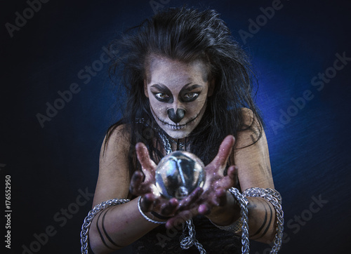 Plakat Zombie śmierci voodoo przerażające dziewczyny wiedźmy, koncepcja halloween, patrząc w jej kryształowej kuli