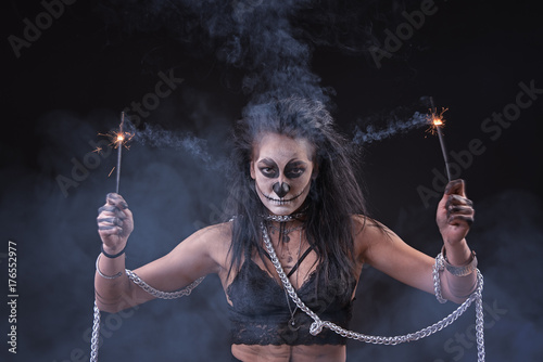 Plakat Zombie śmierci voodoo przerażające dziewczyny wiedźmy, koncepcja halloween, rytuał wykonywania z musujące różdżki