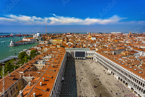 Plakat Włochy. Pejzaż Wenecji od Campanile di San Marco - fragment Placu Św. Marka i Bazyliki Salute po lewej stronie. Wenecja i jej laguna znajdują się na Liście Światowego Dziedzictwa UNESCO