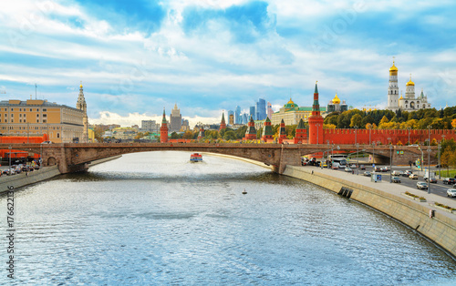Plakat Świątynia Sprawiedliwego Anny Poczęcie i Kotelnicheskaya Nasyp Budynek w Moskwie, Rosja.