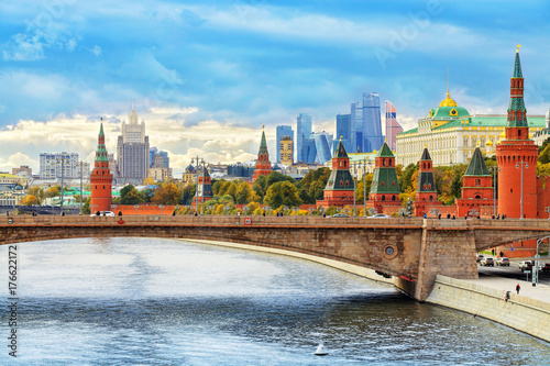 Plakat Świątynia Sprawiedliwego Anny Poczęcie i Kotelnicheskaya Nasyp Budynek w Moskwie, Rosja.