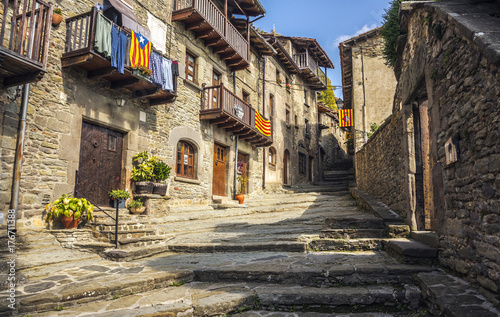 Zdjęcie XXL Stara kamienna ulica w średniowiecznym miasteczku Rupit, Catalonia