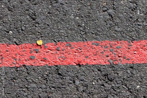 Rote Linie/ roter Strich auf dem Boden/ Asphalt