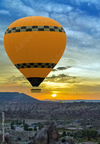 Fotoobraz na płótnie Balon na gorące powietrze latające nad krajobrazem rocka