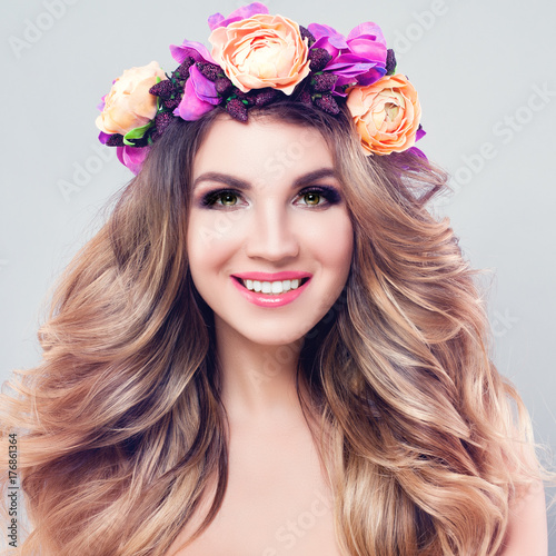 Plakat Blossom Beauty. Piękna kobieta Spa model z falowane blond włosy, makijaż i kolorowe kwiaty wieniec, idealne kobiece twarz zbliżenie