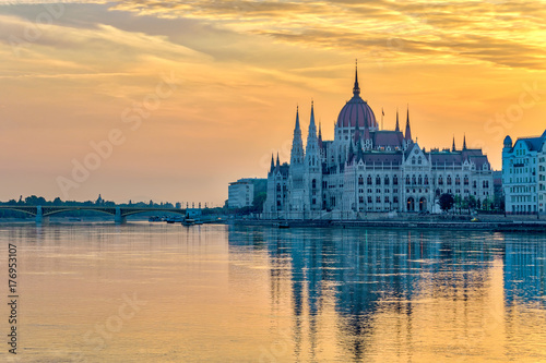 Zdjęcie XXL Budapest wschodu słońca miasta linia horyzontu przy Hungalian Parlamentem i Danube Rzeką, Budapest, Węgry