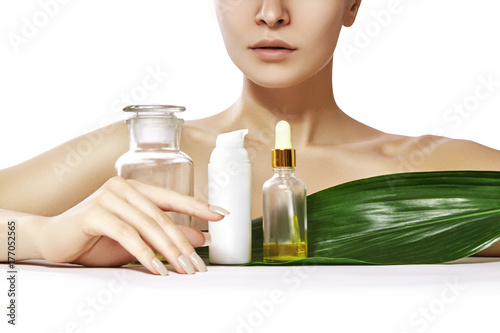 Plakat Piękna kobieta z Organic Cosmetic, Oils for Beauty Treatment. Spa i Wellness. Model z czystą skórą. Opieka zdrowotna