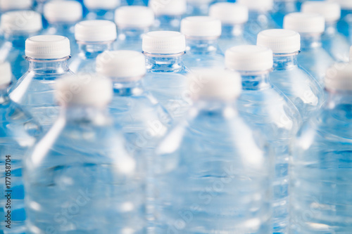 Fotoobraz na płótnie Fabryka do recyklingu i przetwarzania plastikowych butelek