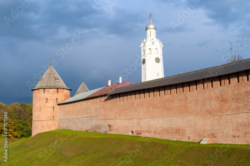 Plakat Veliky Novgorod, Rosja. Wieża metropolitalna i wieża zegarowa w Nowogrodzie Kremla