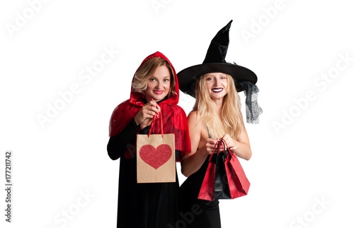 Plakat Zakupy na Halloween. Piękne dziewczyny w czarownice kostium halloween i mały czerwony kapturek
