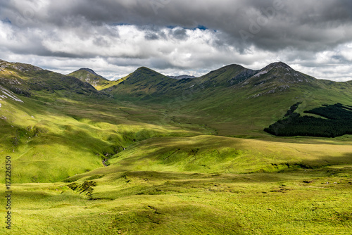 Fotoobraz na płótnie Widok zielona dolina w Irlandia Connemara parku narodowym z Dwoma szczytami w tle
