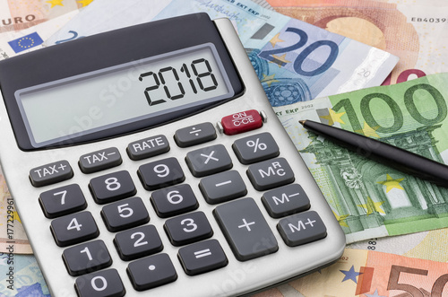 Taschenrechner mit Geldscheinen - 2018