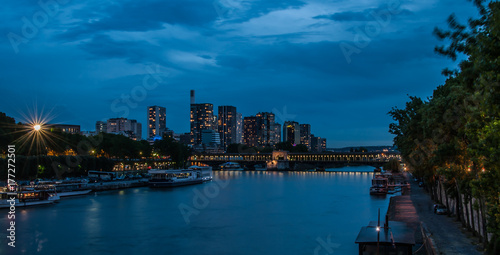 Paris, quartier de la défense by night