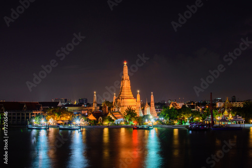 Zdjęcie XXL Arun świątynia, sławna atrakcja turystyczna w nighttime, Bangkok Tajlandia (Wat Arun).