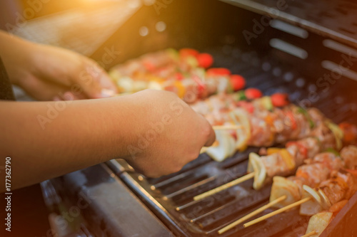 Plakat Azjatyccy ludzie gotują dla grupy rodzin jeść grill (grill) dla rodziny cieszącej się świętami Bożego Narodzenia i Nowego Roku.