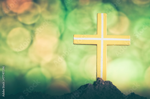 Zdjęcie XXL Krzyż na natury bokeh tle Przecinający symbol chrześcijanin i jezus chrystus.