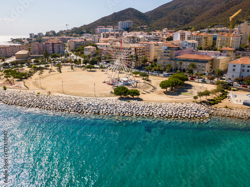 Zdjęcie XXL Widok z lotu ptaka Ajaccio, Corsica, Francja. Diabelski młyn i plac zabaw w centrum miasta widziane z morza
