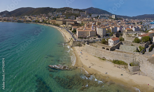Zdjęcie XXL Widok z lotu ptaka Ajaccio, Corsica, Francja. Centrum miasta widziane z morza