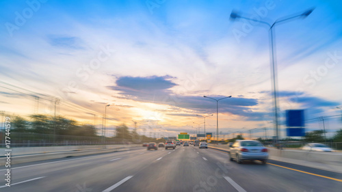 Plakat na drodze w ruchu drogowym autostrady z zachodem słońca na autostradzie