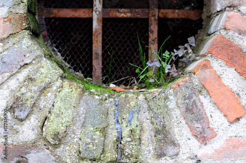 Fensteröffnung in einer Stadtmauer