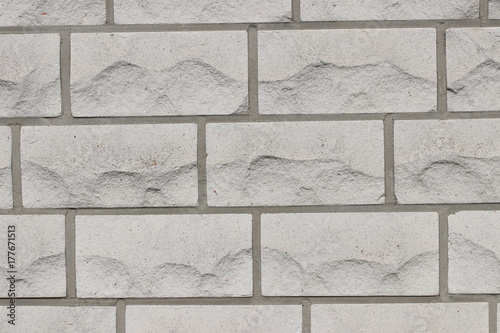 Weiße Klinkersteinmauer/ Sandstein - Fassade eines Gebäudes
